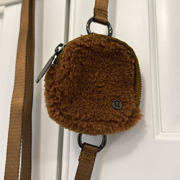 Lululemon Sherpa cross body phone bag | Lululemon Sherpa bag - Picture 3 of 6